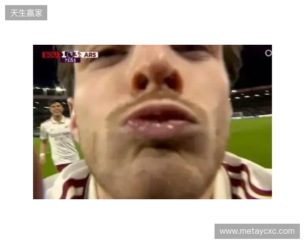 小雷：摄像机都是口水，得管你收费了！赖斯：只是轻吻了一下😂