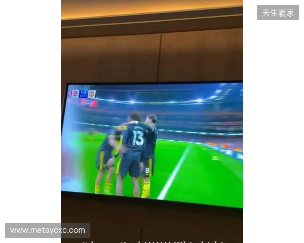 齐尔克泽晒在家看直播照片：我的天哪！！多古太牛了！