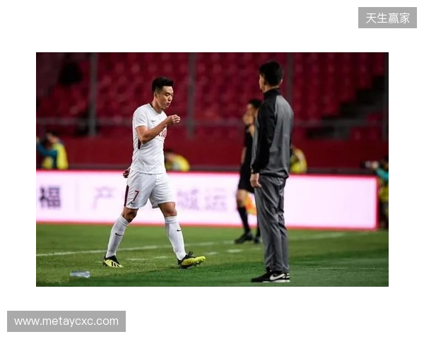 飞踹座椅染红!玉昆官方:门将教练米克尔造成恶劣影响,罚款2万 飞踹座椅染红!玉昆官方:门将教练米克尔造成恶劣影响,罚款2万